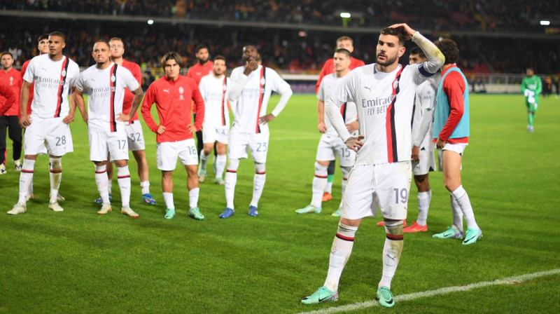 "Milan" futbolisti pēc punktu zaudēšanas Lečē. Foto: Daniele Mascolo/Reuters/Scanpix