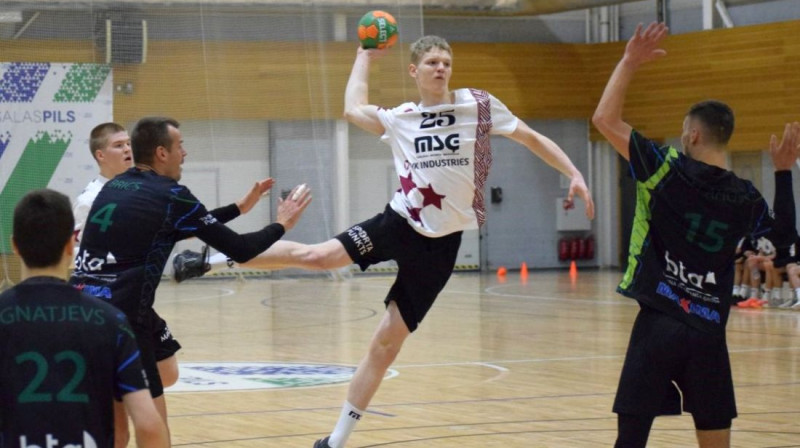 MSĢ handbolists Endijs Šnepsts uzbrukumā. Foto: handball.lv