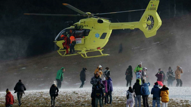 Marko Švarcu nogādā finiša zonā ar helikopteri.  Foto: AP.