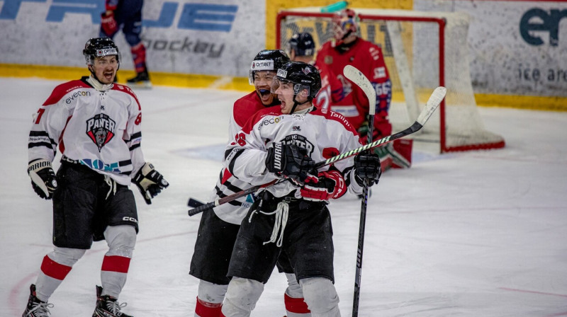 Tallinas "Panter" hokejistu līksme pēc izšķirošo vārtu guvuma. Foto: Agris Bricis/LHF