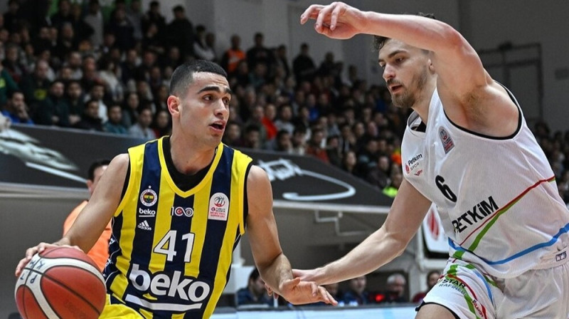 Kristers Zoriks aizsardzībā pret Jamu Madaru. Foto: Türkiye Sigorta Basketbol Süper Ligi