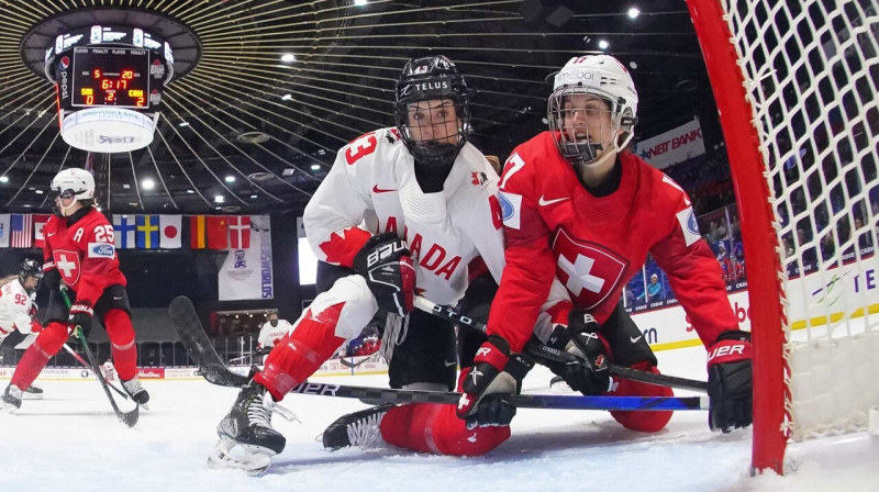 Kanādas un Šveices hokejistes. Foto: IIHF