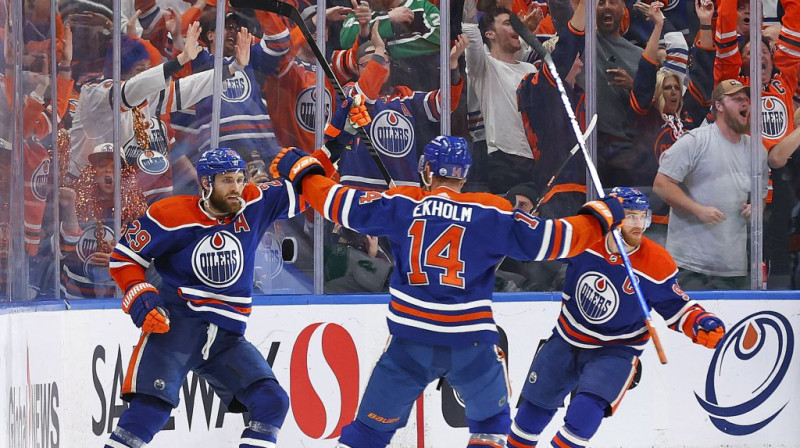 Edmontonas spēlētāji pēc gūtajiem vārtiem. Foto. USA Sports Today. Scanpix