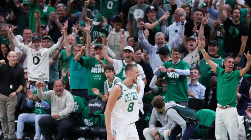 Kristaps Porziņģis un līksmojošie fani. Foto: AFP/Scanpix