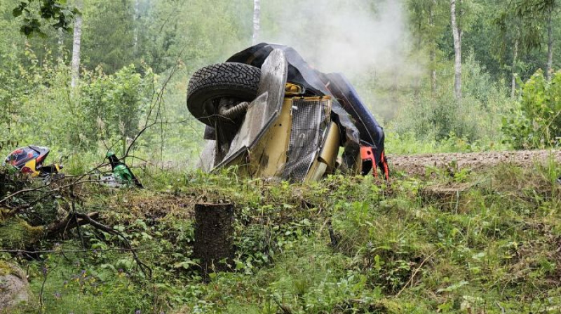 Ota Tanaka ekipāžas auto pēc avārijas. Foto: Twitter.com/VilleJarvinen11