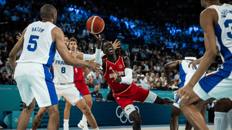 Vācijas valstsvienības līderis Deniss Šrēders Francijas basketbolistu ielenkumā. Foto: FIBA