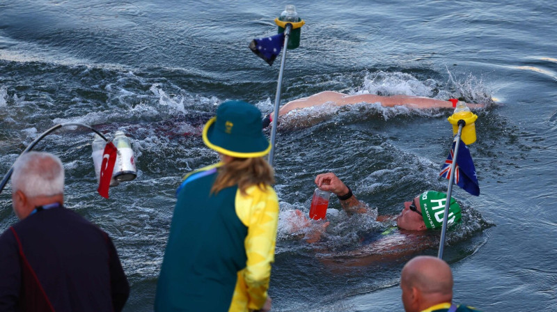 Ungāru maratonpeldētājs Krištofs Rašovskis padzeršanās punktā. Foto: Franck Fife/AFP/Scanpix