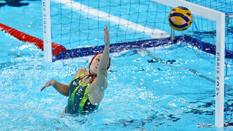 Austrālijas valstsvienības vārtsardze Gabriella Pālma darbībā piecu metru metienu sērijā. Foto: Ueslei Marcelino/Reuters/Scanpix