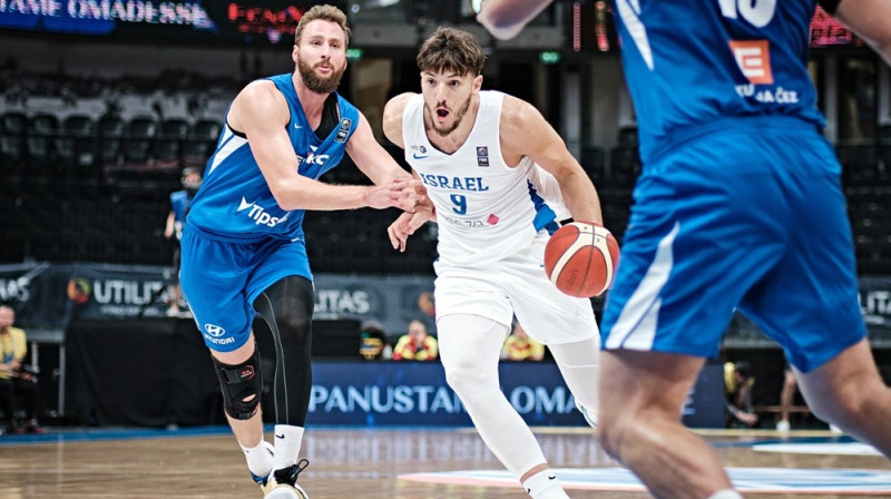 Viens no Izraēlas izlases līderiem Romāns Sorkins ar bumbu. Foto: FIBA