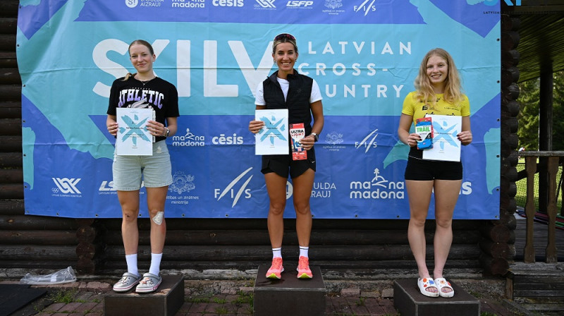 Godalgoto vietu ieguvējas: (no kreisās) A.Šuminska, K.Auziņa, L.Kaparkalēja. Foto: Ski.lv/L.Mihailovs