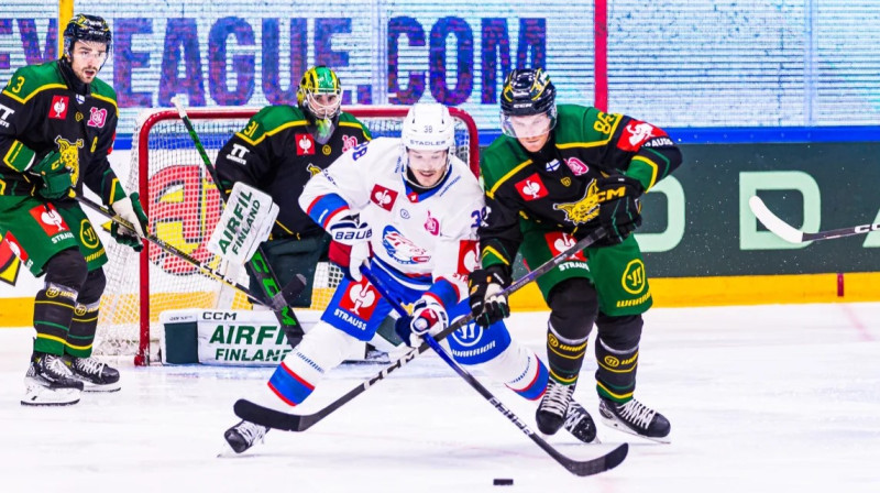 Rūdolfs Balcers cīņā pret Tamperes "Ilves". Foto: Timo Koistinen