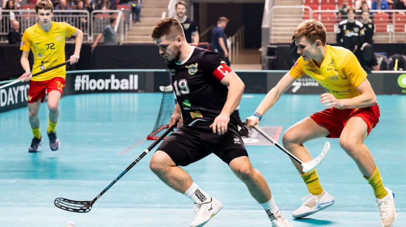 Toma Akmeņlauka realizētais soda metiens izrādījās uzvaru nesošais vārtu guvums, foto: Floorball.lv