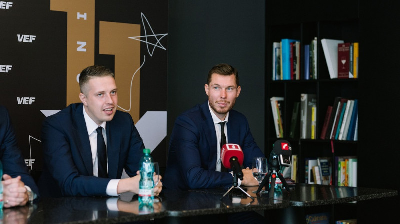 Galvenais treneris Mārtiņš Gulbis un kapteinis Dairis Bertāns 2024. gada 18. septembrī. Foto: VEF Rīga