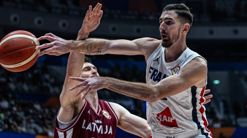 Nando de Kolo pret Rodionu Kurucu. Foto: FIBA