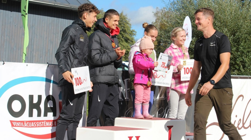 Jaunie rekordisti: (no kreisās( R.Glazers, D.Serjogins, M.L.Pētersone, Z.Malančuka un organizators Māris Ādamsons. Foto: "Limbaži SKRIEN".