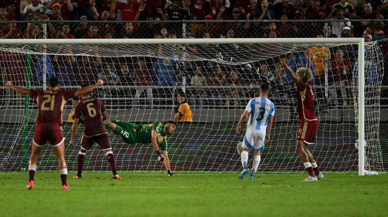 Venecuēlas valstsvienības vārtu guvuma mirklis spēlē pret Argentīnu. Foto: Juan Barreto/AFP/Scanpix