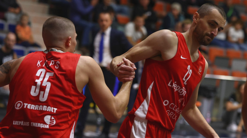 "Liepājas" basketbolisti Kristaps Ķilps un Kristaps Miglinieks. Foto: Ģirts Gertsons