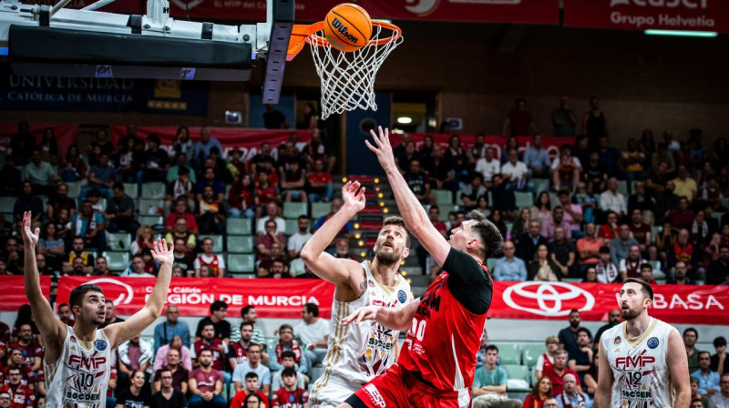 Rodions Kurucs uzbrukumā spēlē pret Belgradas FMP. Foto: FIBA