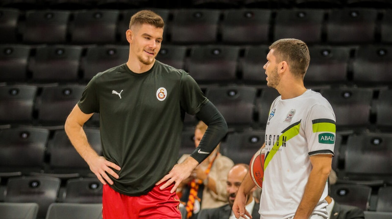 Roberts Blumbergs un Rihards Lomažs pirms spēles. Foto: Merkezefendi Belediyesi