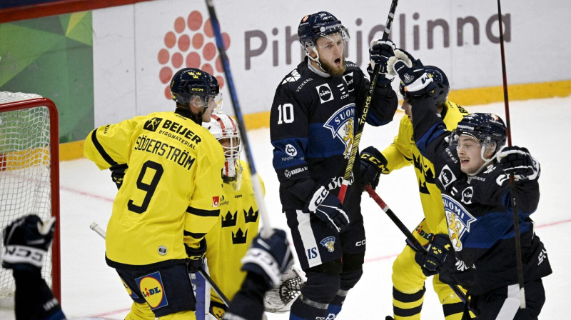 Mirklis pēc Somijas hokejistu vārtu guvuma spēlē pret Zviedriju. Foto: Markku Ulander/Lehtikuva/AP/Scanpix