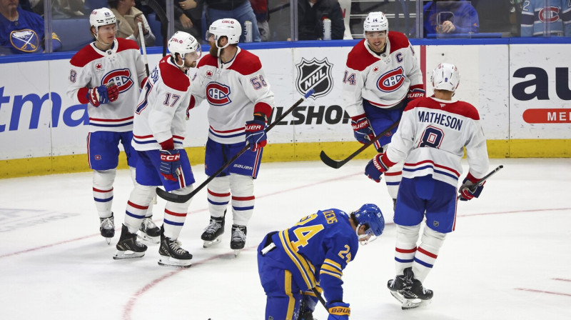 Monreālas "Canadiens" hokejisti pēc vārtu guvuma Bufalo. Foto: Jeffrey T. Barnes/AP/Scanpix