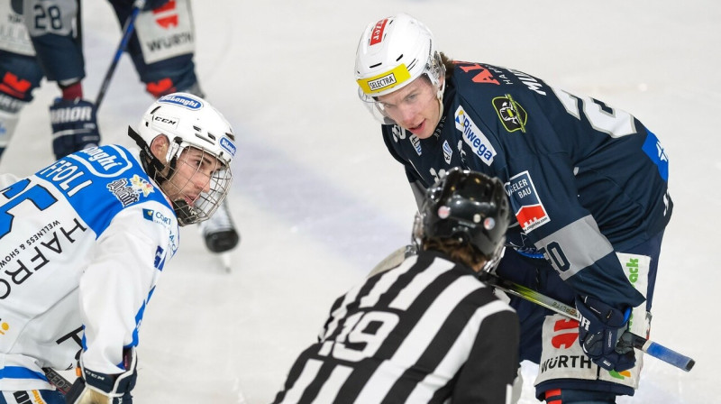 Daniels Mūrnieks (Nr. 20) iemetienā. Foto: Hockey Unterland Bacio Della Luna