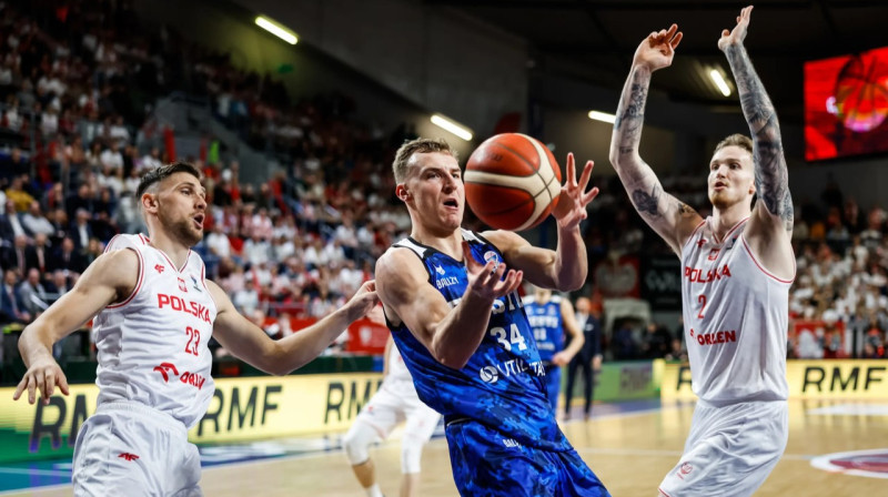 Igaunis Arturs Konotšuks Polijas valstsvienības basketbolistu ielenkumā Vloclavekā. Foto: FIBA