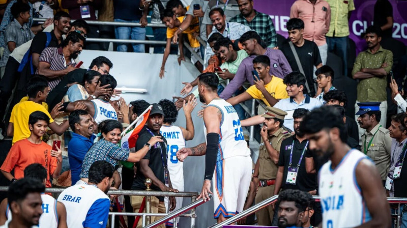 Indijas valstsvienības basketbolisti kopā ar līdzjutējiem pēc uzvaras pār Kazahstānu. Foto: FIBA