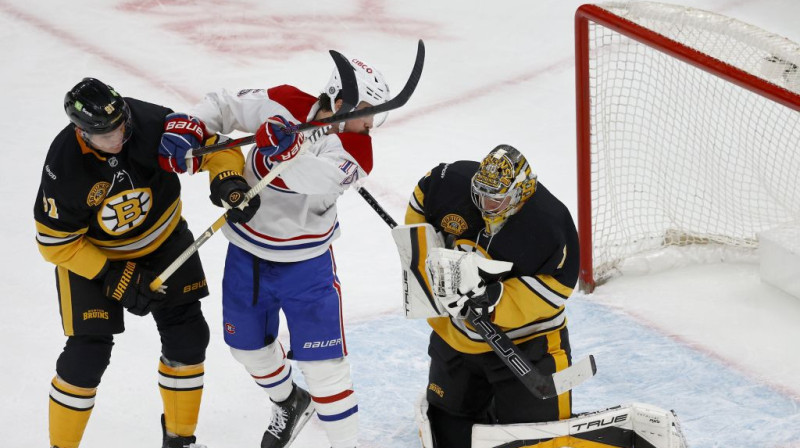 Cīņa Bostonas "Bruins" vārtu priekšā. Foto. AP. Scanpix