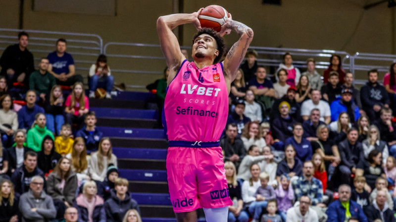 Džastins Makkojs gatavojas triekt bumbu Cēsu sporta halles grozā. Foto: Andris Grīnbergs