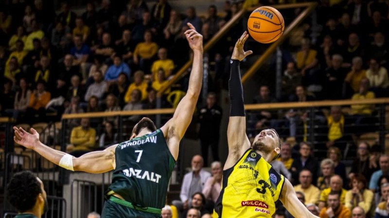 Mirklis no Sombathejas "Falco" un Vroclavas "Śląsk" spēles. Foto: FIBA