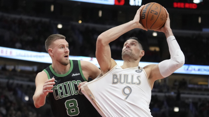 Kristaps Porziņģis aizsardzībā pret Nikolu Vučeviču. Foto: Charles Rex Arbogast/AP/Scanpix