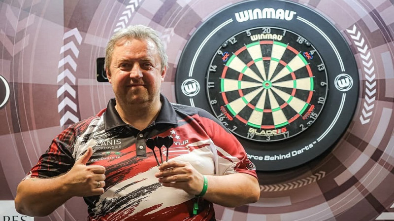 Žanis Buklovskis sezonu vērtē kā ļoti sekmīgu. Foto: Latvijas Darts organizācija.