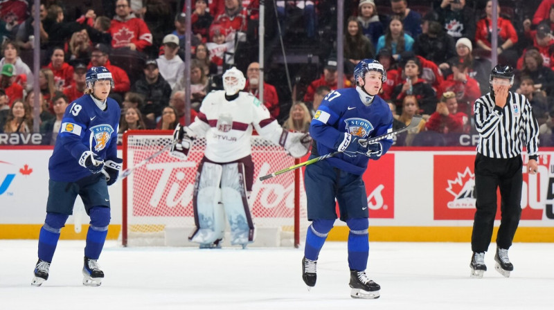 Somijas jaunieši pēc vārtu guvuma spēlē pret latviešiem. Foto: IIHF