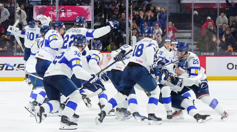 Somu hokejisti pēc uzvaras vārtu guvuma pasaules U20 meistarsacīkšu pusfinālā. Foto: Matt Zambonin/IIHF