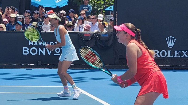 Suvei Sei un Aļona Ostapenko. Foto: Will Boucek / Australian Open