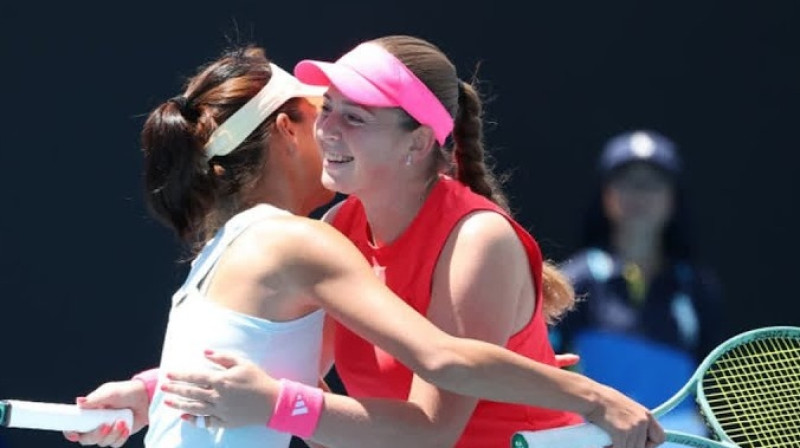 Suvei Sei un Aļona Ostapenko. Foto: Australian Open TV