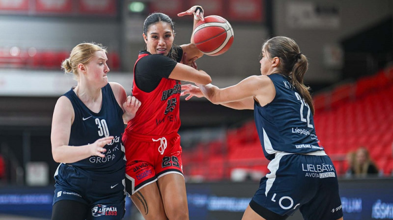 Estere Petrus un Enija Ķīvīte. Foto: Alfredas Pliadis