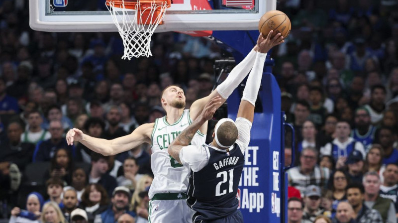 Kristaps Porziņģis bloķē Daniela Gaforda metienu. Foto. USA Sports Today. Scanpix