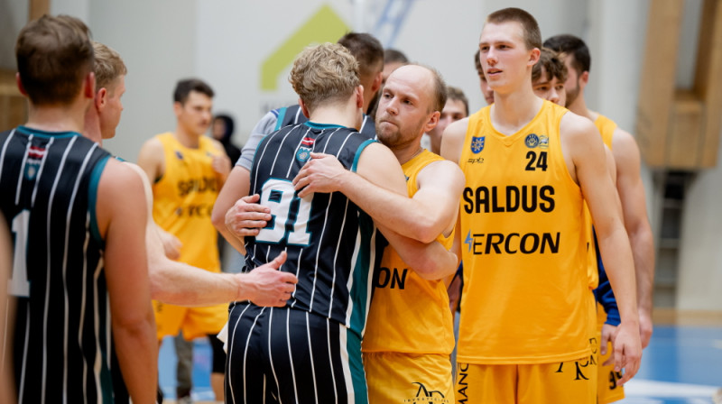 Kaspars Baumanis apskauj bijušo komandas biedru Ričardu Pinni. Foto: Jānis Riņķis