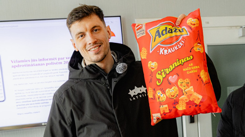 Rodions Kurucs ar Ādažu čipsiem. Foto: SIA Orkla