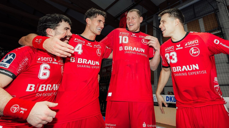 Dainis Krištopāns ar komandas biedriem. Foto: Alibek Käsler