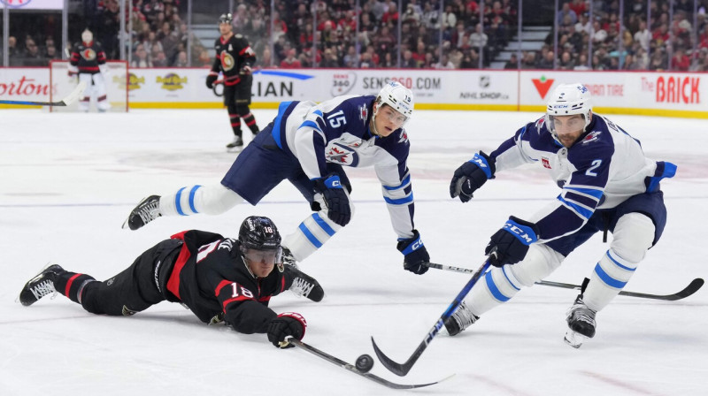Cīņa par ripu Otavas "Senators" un Vinipegas "Jets" spēlē. Foto: Chris Tanouye/AFP/Scanpix