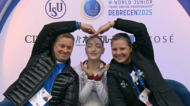 Tehniskais speciālists Raimo Reinsalu, Kira Baranovska, trenere Olga Kovaļkova. Foto: Skating ISU