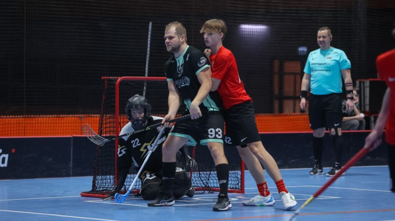 Epizode no abu komandu pirmās spēles, foto: Ģirts Gertsons, Floorball.lv