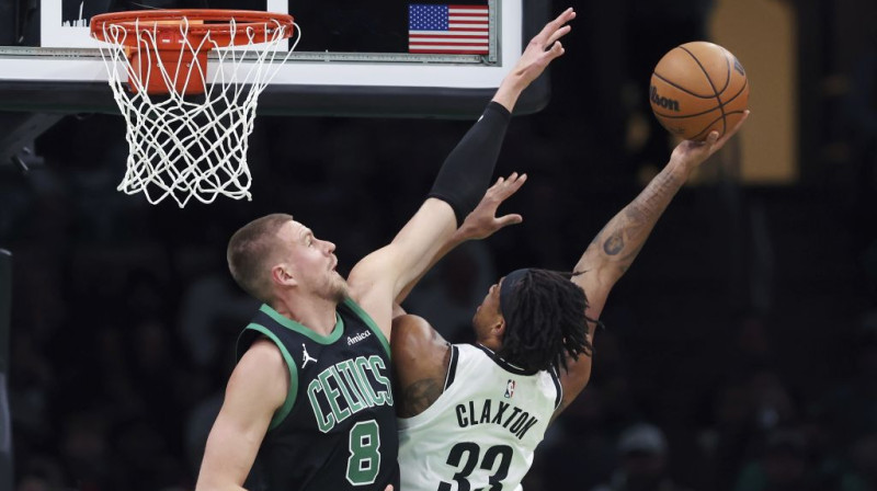 Kristaps Porziņģis bloķē Niku Klekstonu. Foto. AP. Scanpix