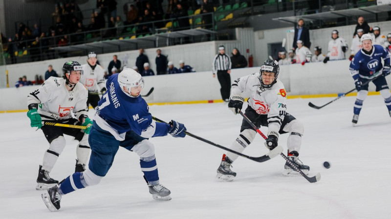 Deivids Sarkanis metiena mirklī spēlē pret Viļņas "Hockey Punks". Foto: HK Mogo