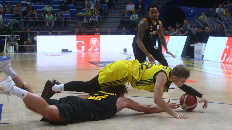 Artūrs Žagars cīņā par bumbu. Foto: Fenerbahçe Beko