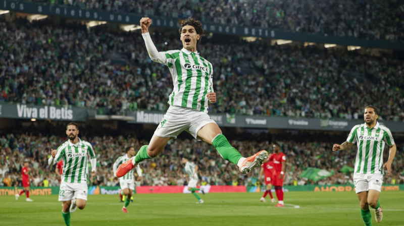 Seviljas "Real Betis" pussargs Džonijs Kardoso pēc vārtu guvuma pilsētas derbijā. Foto: Julio Muñoz/EPA/Scanpix