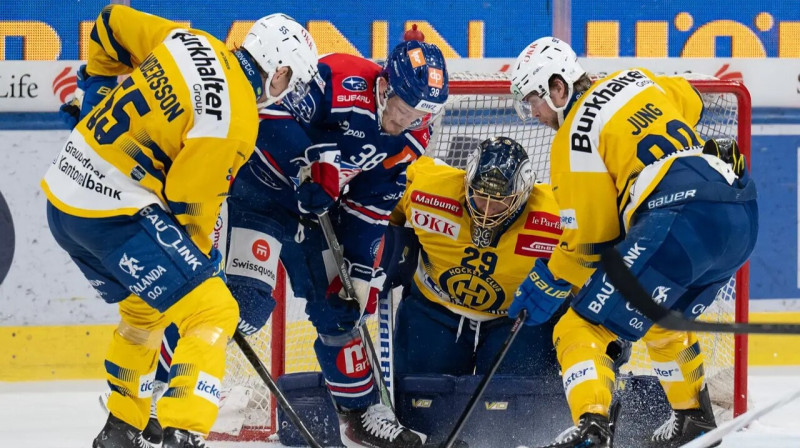Rūdolfs Balcers cīņā pie Davosas komandas vārtiem. Foto: HC Davos
